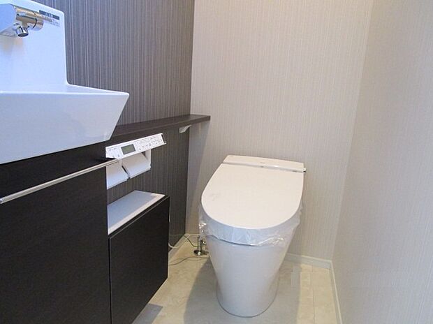 【タンクレストイレ】タンクレス、ふちのないタイプの便器でお掃除がしやすい仕様です。