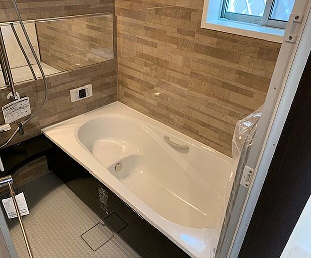 【浴室】鏡面パネルを使用した高品質なお風呂で毎日快適なバスタイムを演出します。