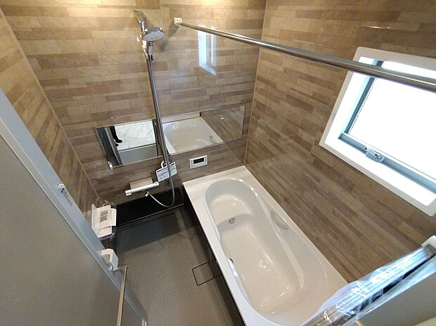 【浴室】浴室換気乾燥機付きの１坪風呂です。
お湯が冷めにくい浴槽保温材を使用したサーモバス！浴びることでキレイは磨かれる。シルクミスト・パワーマッサージ・アクアスプレー３つの吐水で健やかな美しさを提供します。