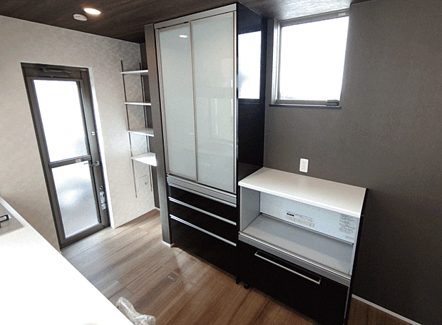 【キッチン】建築途中からカップボードを設置致しますので、地震にも安心ですね。