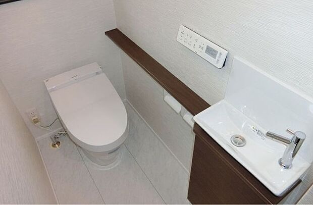 【トイレ】高機能タンクレストイレ
お掃除用の電動リフトアップ機能や空間丸ごと除菌のプラズマクラスターを搭載！アクアセラミック製なのでいつまでも綺麗が続きます！足元を照らす、ほのかライト付き。