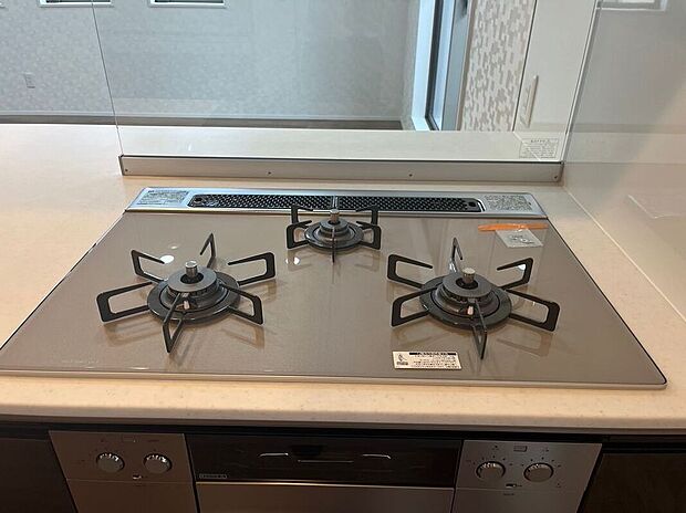 【ガスコンロ】メーカー:パロマ
ガラスタイプの3口コンロは耐久性とお掃除のしやすさを兼ね備えた「暮らしに寄り添う」コンロです!グリル排気口はアイランド構造で、ひろびろ×スッキリ!