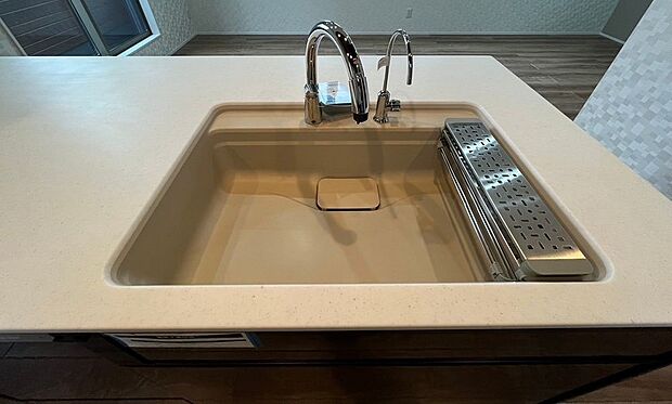 【シンク】傷に強く、熱にも耐える人造大理石シンクで、料理とお掃除がラクに！手をかざすだけのタッチレス水栓で衛生的＆節水！浄水器も完備で、毎日のキッチンがもっと快適に！