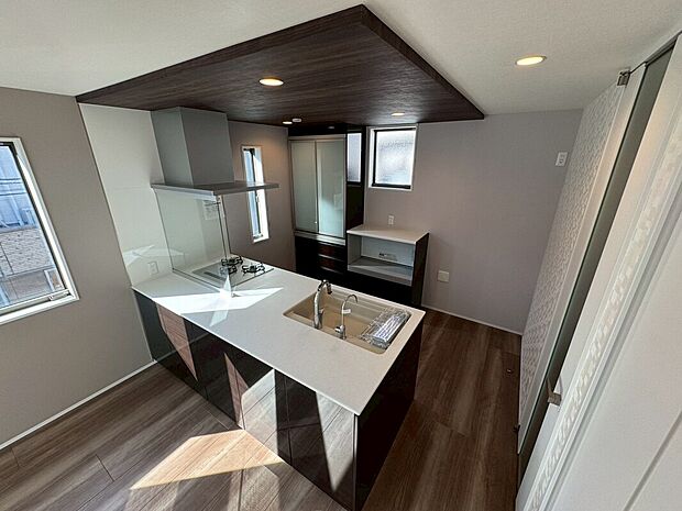 【キッチン】フルオープンキッチン、カップボードも標準にて設置しています！