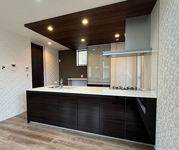 【キッチン】メーカー：トクラス　
人造大理石のシンクと天板でお掃除ラクラク！フライパンを直置きしても焦げ付かず安心、オープンキッチンなら、配膳もスムーズで家族との会話も弾む設計、キッチンがもっと楽しくなる！