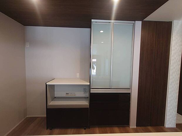 【カップボード】メーカー:トクラス
カップボードを標準にて設置!建築途中に設置の為、倒れず、見た目もスッキリ!キッチンとメーカーを統一してるので、一体感あり!新生活開始の家具費用を節約できる嬉しい装備です!