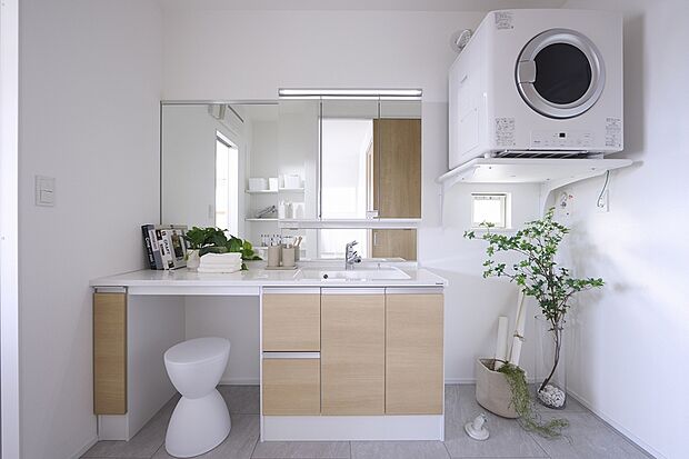 身支度や家事がスマートにできる幅170cmのワイドな洗面化粧台を採用したプラン