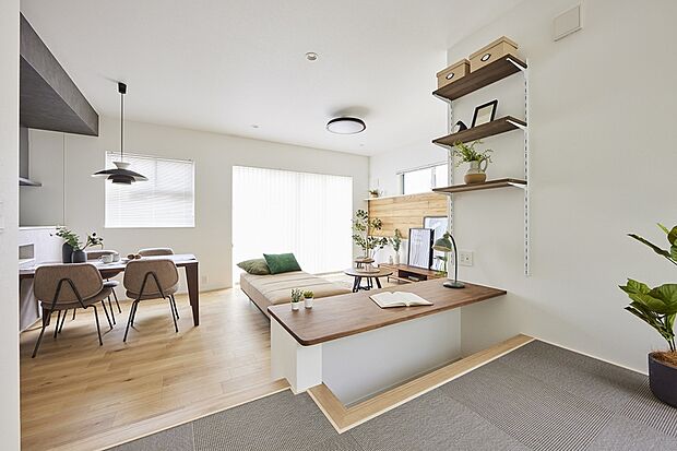 【堀机式のシェアカウンター】リビング・ステージの両側から使えるシェアカウンターは堀机式になっており、長時間使用しても足腰に優しい設計です。