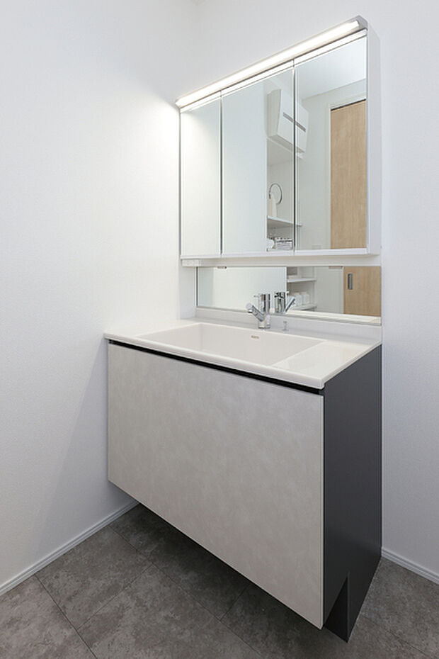 【【プレミアムドレッサー】】上質感とエコロジー、充実の収納、お手入れのアイデアがひとるになった人造大理石カウンター搭載のドレッサー。