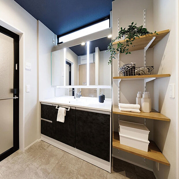 【【洗面台/Panasonic C-Line W1200採用】】洗練されたデザインと、大人も子どもも使いやすい機能性を併せ持ち、お手入れもしやすいパナソニックシーラインを搭載しました。※掲載の写真イメージです。