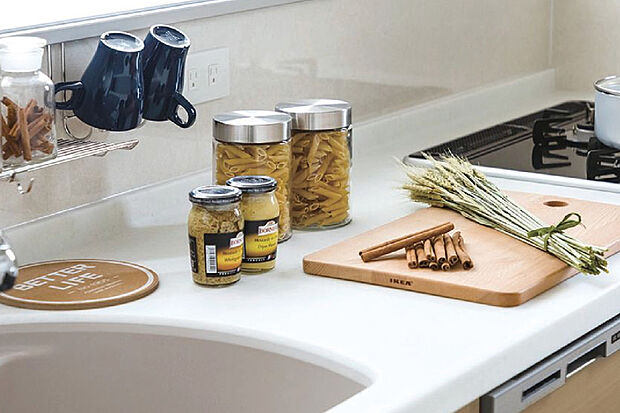 【【美しい、人造大理石のカウンターとシンク】】汚れ、キズ、衝撃、熱に強く、なめらかな形状。気兼ねなく、いつも美しく使えます。