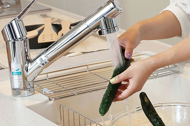 【【浄水機能付き水栓クローレ】】浄水と原水の切り替えがワンタッチで簡単操作。浄水器ごとホースが引き出せ、洗いものも快適。浄水を使うことでカルキ臭を防ぎ、お米や野菜に含まれるビタミン類の分解を防ぎます。