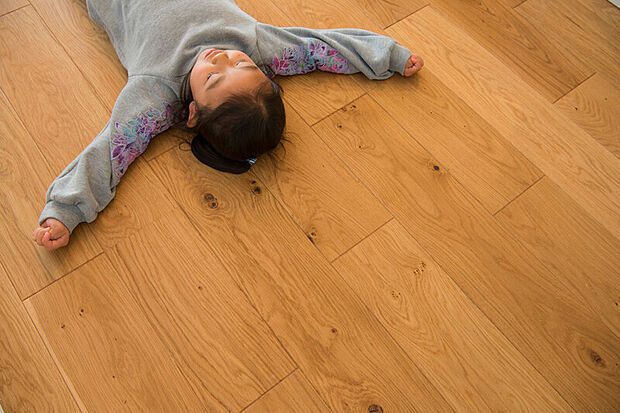 【【床暖房】】寒い季節も素足で心地良く過ごせる床暖房をリビング・ダイニングに設置。ホコリ等を巻き上げることなく、お部屋を足元から穏やかに暖めます。スマホで屋内や外出先から操作が可能です。