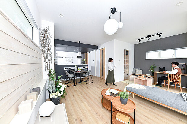 【PLAN03　ワイドリビング】友人を招いてのパーティも盛り上がる広々プラン。