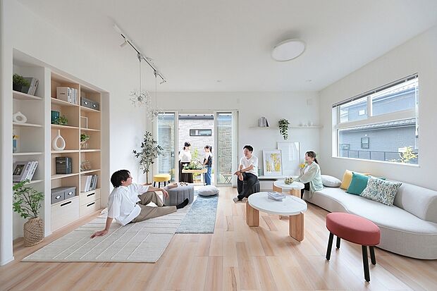 【ライフスタイルに寄り添う、余白を愉しむプラン】子どもが小さい時には家事をしながら様子を見守れるキッズスペースに、成長したらテーブルセットを置いてリビング学習の場など、家族の形に合わせて使い方が広がります。