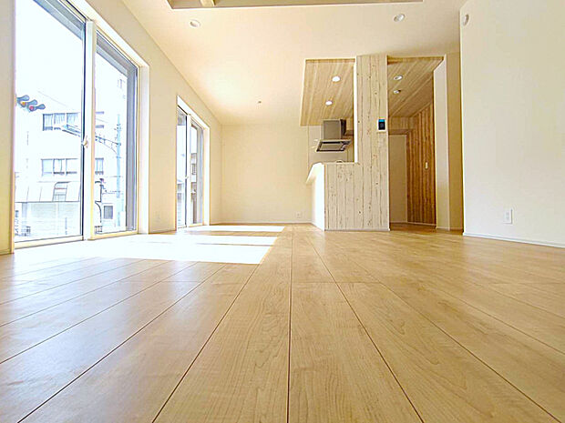  LDKから洗面室へ出入りできる生活動線良好なレイアウト。キッチンはご家族の気配を感じながら調理ができる対面式キッチンを採用しています。　