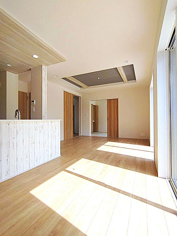 リビングダイニング 折上天井＆対面式キッチンを採用したオープンなLDK空間。隣接する和室の引き戸を開放すると、さらに奥行きを感じられます。　