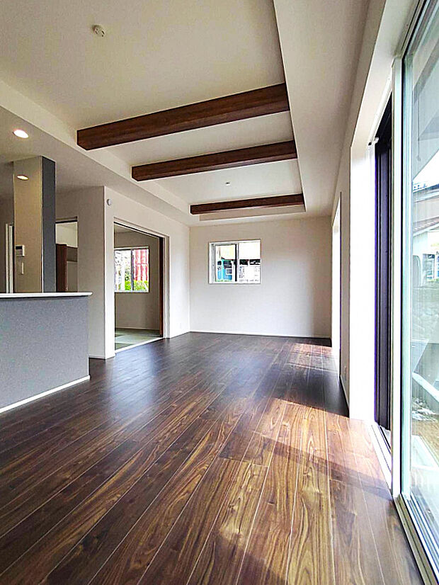 広々としたリビングが魅力的♪日当たりもよく居心地の良い空間です。自然と家族が集まりコミュニケーションが弾みそうですね♪　