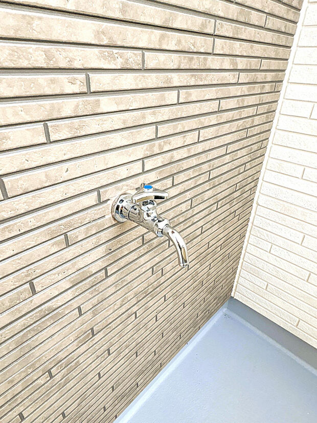 1号棟　バルコニー水栓　枯葉や埃などの掃除に便利なバルコニー水栓あり！