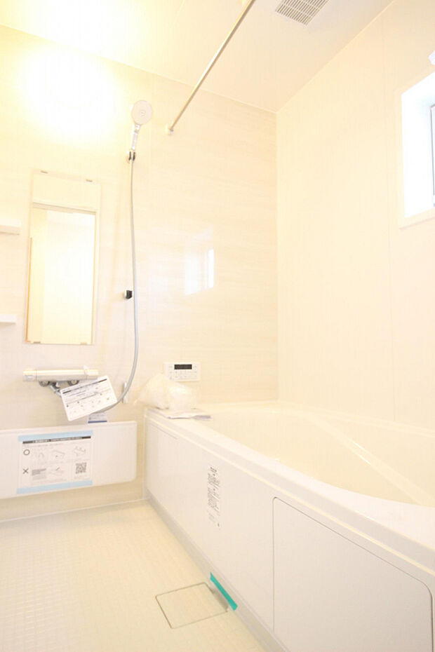 【1号棟　浴室】白を基調とした明るい浴室！寒い日のお風呂や雨の日のお洗濯に便利な浴室乾燥機付！