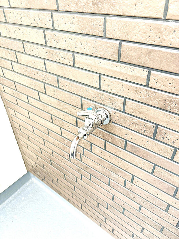 【1号棟　バルコニー水栓】枯葉や埃などの掃除に便利なバルコニー水栓あり！