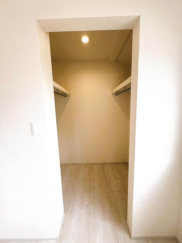 【1号棟　ウォークインクローゼット】季節ものなど収納がたっぷり出来ます！