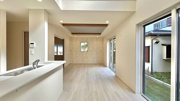 17畳のリビングダイニング！ダイニング上部が吹き抜けており開放感があります。　