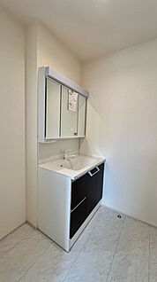 朝の忙しい時でも洗面化粧台は三面鏡なので効率よく支度できます