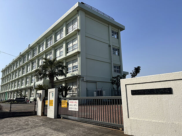 平塚市立なでしこ小学校（約70m）