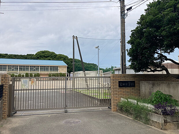 茅ヶ崎市立室田小学校（約680m）