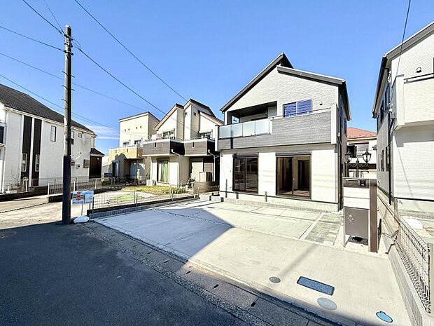 外観写真　南道路に面した開放感のある住まいです。