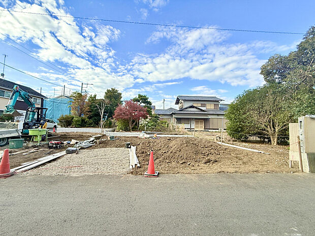前面道路含む現地写真　前面道路は公道4m　交通量も少なく安です！