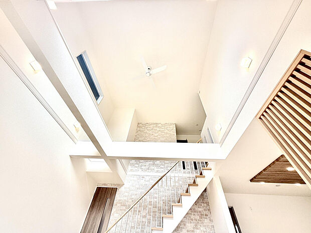 リビング上部　吹抜で明るく開放的♪