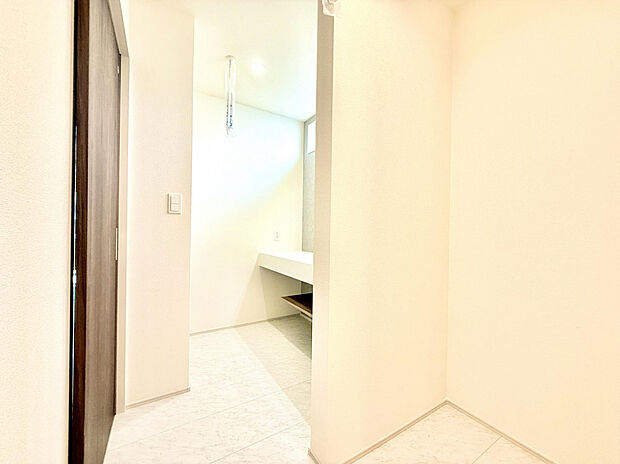 【洗面台・洗面所】ゆとりある洗面スペースとスタイリッシュなデザインが魅力的な洗面化粧台。