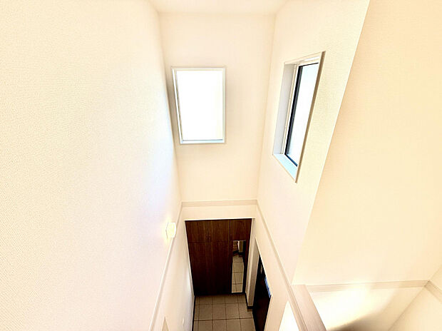 【吹抜】玄関吹抜は暗くなりがちな玄関が明るく、開放感たっぷりの空間に！