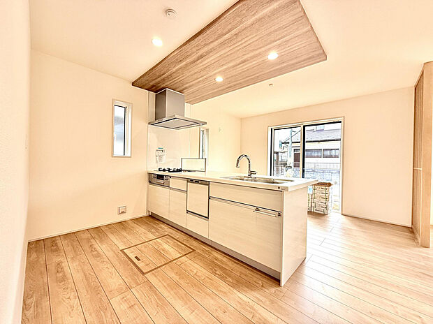 【キッチン】ご家族と会話を楽しみながら調理ができる対面仕様。食器洗乾燥機や3口ガスコンロ、浄水器蛇口など、機能的な設備を搭載したシステムキッチンです。