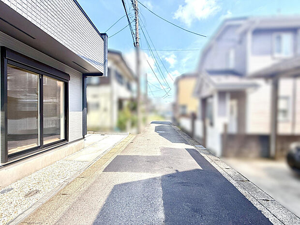 【前面道路含む現地写真】前面道路は幅員約4.0m。