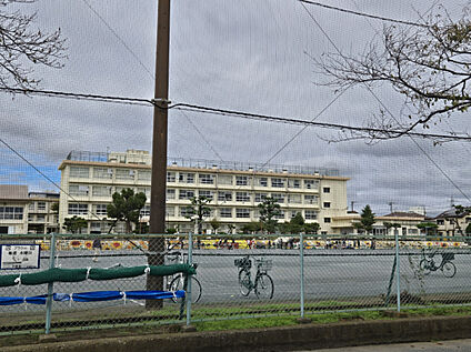 富士見小学校 986m