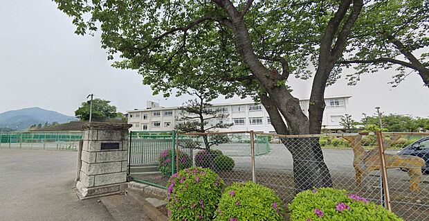 成瀬中学校（約693m）