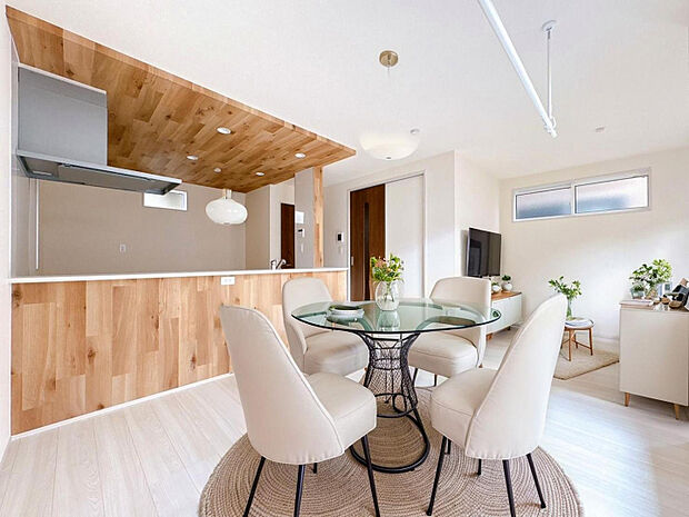 【リビング】ゆったりリビング！シャッター、折上天井と設備も充実です♪　※家具等はCGで加工しており、イメージとなります。家具付き販売ではございません。