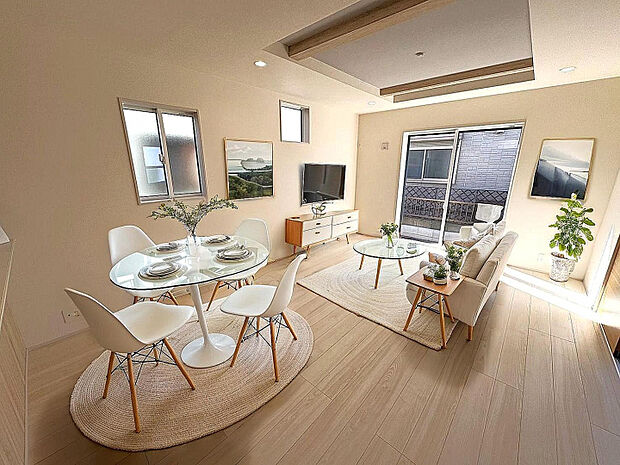 【リビング】ゆったりリビング！シャッター、折上天井と設備も充実です♪　※家具等はCGで加工しており、イメージとなります。家具付き販売ではございません。