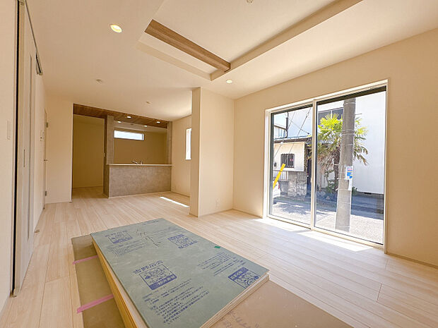 【LDK（18.25帖）】陽当たり良好な明るく開放感のあるLDK。18.75帖の広さを確保しているため、レイアウトの自由度が高く、大型家具も無理なく配置可能です。　