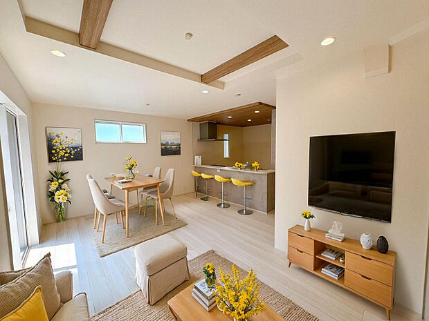 【リビング】ゆったりリビング！シャッター、折上天井と設備も充実です♪　※家具等はCGで加工しており、イメージとなります。家具付き販売ではございません。