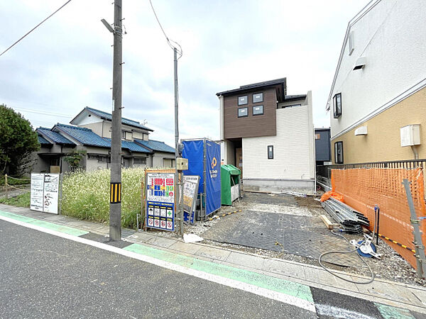 【外観写真】ペニンシュラキッチンを採用した開放的なLDK。リビング全体を見渡せるため、ご家族との会話も自然と弾みます。　