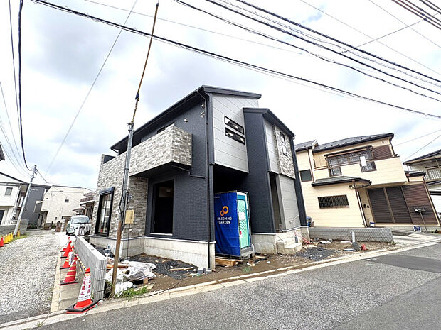 【外観写真】陽当たり良好な角地に位置する新築分譲住宅。開放感と通風の良さを兼ね備えた、快適な住環境が魅力です。　