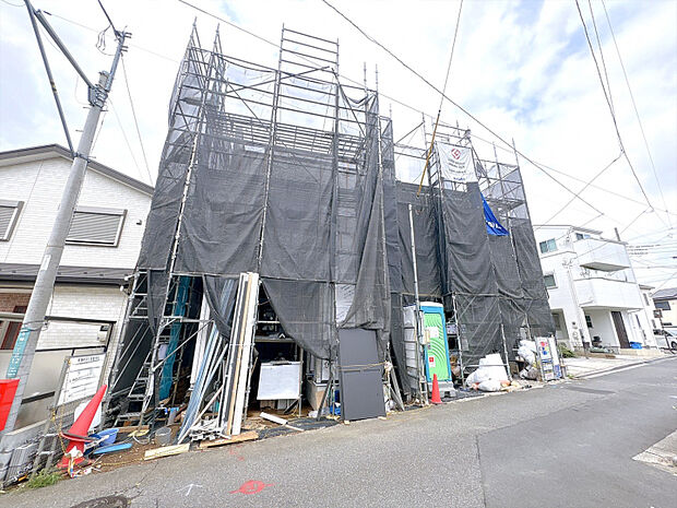 【外観写真】閑静な住宅街に佇む全2棟の新築分譲住宅。高台立地ならではの開放感と陽当たりの良さが魅力です。　