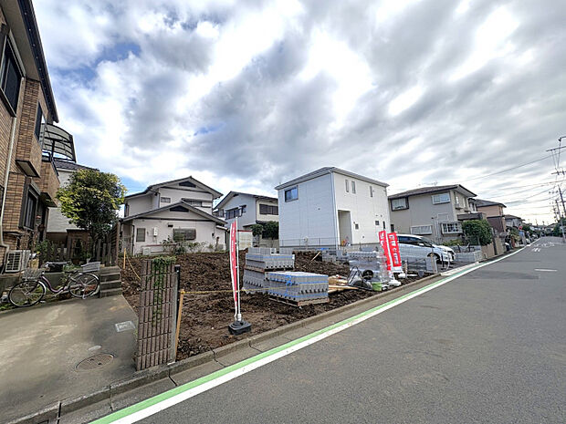 【外観写真】前面約6.0m公道に面した開放感のある立地。陽当たり良好で、ご家族みんなが心地よく過ごせる住環境です。　