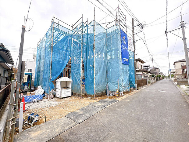 【外観写真】全居室南向きの陽当たり良好な住まい。約131m2のゆとりある敷地に加え、カースペース3台分を確保した開放感のある住環境です。　