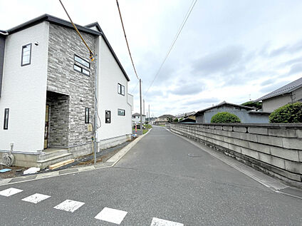 【外観写真】2部屋から出入り可能なワイドバルコニーを採用。洗