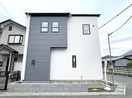【外観写真】太陽光パネルを標準搭載した省エネ住宅。環境にも家